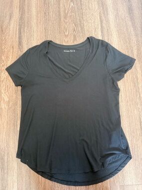 Abercrombie & Fitch Black V-Neck Short Sleeve Tee - Lightweight